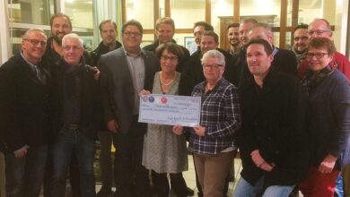 12 000€ de la Duckrace pour la Maison des Parents 10 DuckRaceChequeClocheville