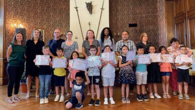 les enfants recoivent leur diplome avant