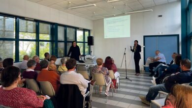 Rencontre avec les associations vendômoises 7 minthy mabiala boussi au micro adjointe a la mairie de vendome en charge de la vie associative avant