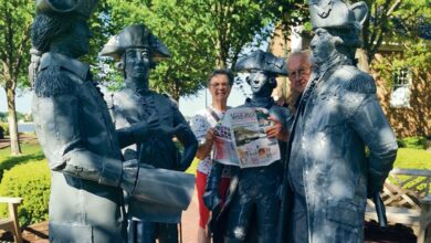 Grande fête à Rochambeau le 2 juillet 8 nathalie et philippe de gouberville entourent la nouvelle statue du marechal qui aime lire le petit vendomois avant