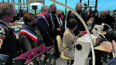 Les ateliers Louis Vuitton enfin dévoilés 5 elus ministre et pdg sur le poste de travail dune collaboratrice de lentreprise louis vuitton lors de la visite de la 1 avant
