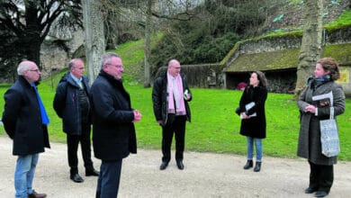 Restauration d’envergure pour le château 15 les acteurs elus et architecte sur le lieu de la renovation avant