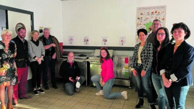 Analyser pour éviter le gaspillage alimentaire 1 les acteurs elus et personnels du foyer devant la table de tri avant
