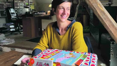 Marine Gérald en dédicace 3 marine gerarld devant ses 3 livres en dedicace ce 5 mars avant