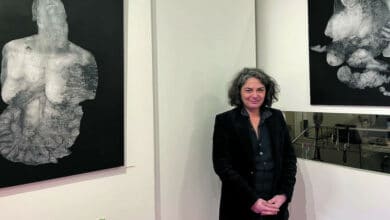 Les écorchées, sereines et lumineuses 3 nathalie bourdreux devant ses oeuvres a la galerie laurent potier avant