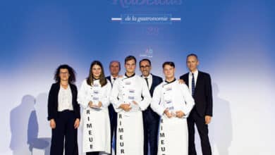emeline plouzeau a gauche recevant son prix du laureats primeur photo cedric doux avant