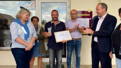 frederic galin recevant son trophee avant