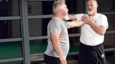 jean marc pire a droite explique les techniques de self defense avant