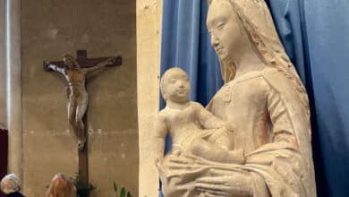 Œuvres religieuses restaurées à Saint-Ouen 4 la vierge a lenfant et le christ en croix au 2e plan avant