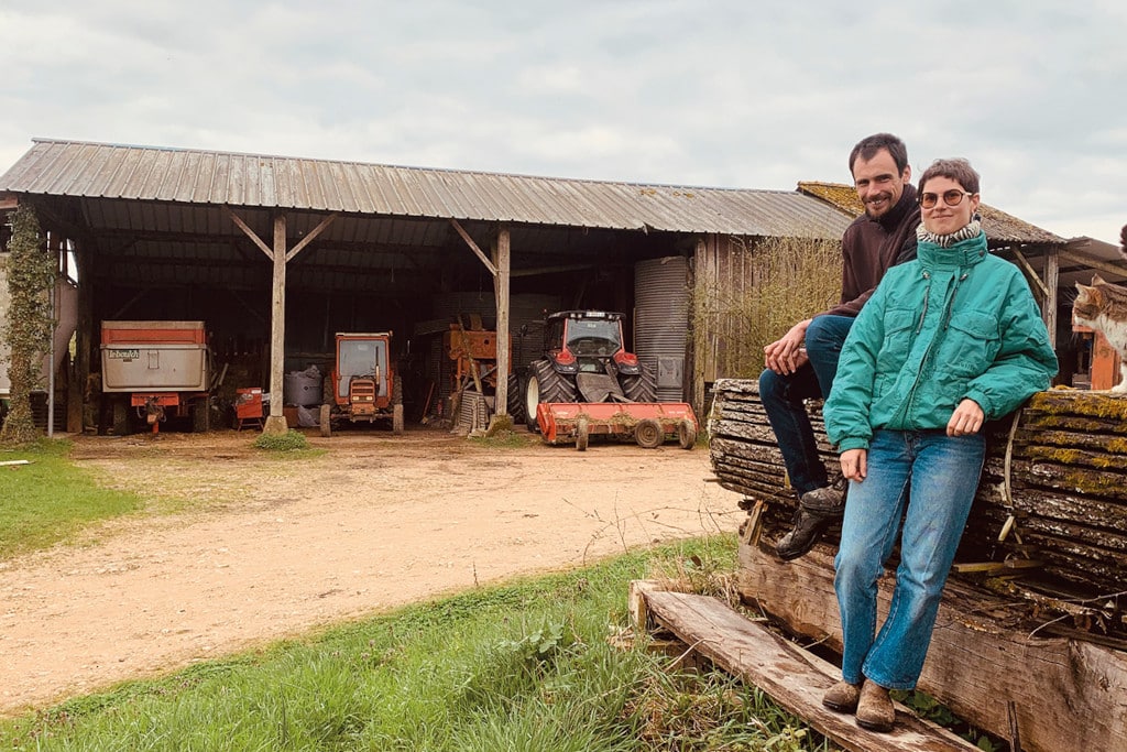 helene et alexis devant leur future ferme aux essarts 1