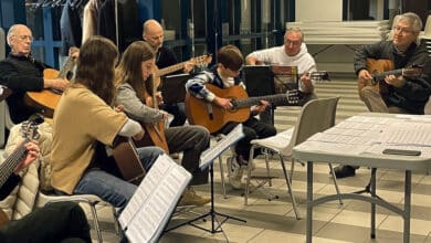 une partie de lensemble guitares au gre du loir en repetition avec cristobal pazmino 1