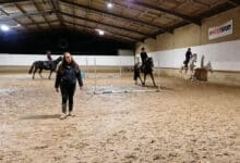 laura laberty des ecuries de naveil au milieu du manege avec ses eleves 1
