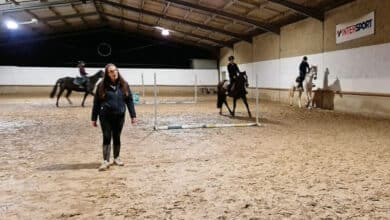 laura laberty des ecuries de naveil au milieu du manege avec ses eleves 1