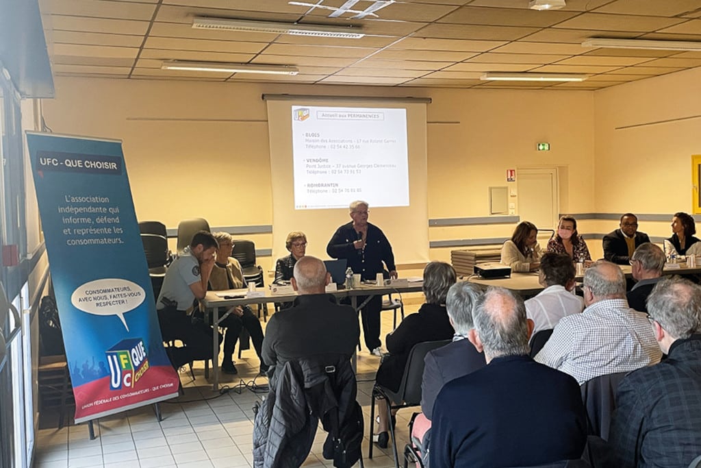 marie therese jubard de lufc que choisir au micro devant un public nombreux 1