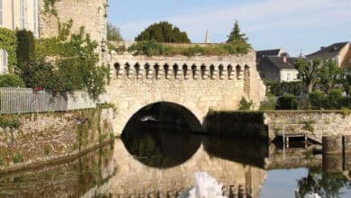 larche des grrands pres avant sa restauration avec a sa gauche la tour defensive dite parisienne 1