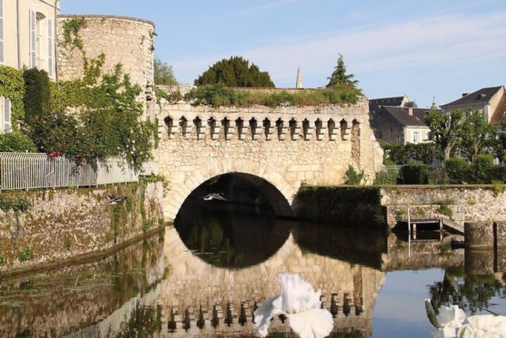 larche des grrands pres avant sa restauration avec a sa gauche la tour defensive dite parisienne 1