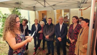 Epicerie participative à Trôo 12 epitroo la presidente au micro lors de linauguration 1
