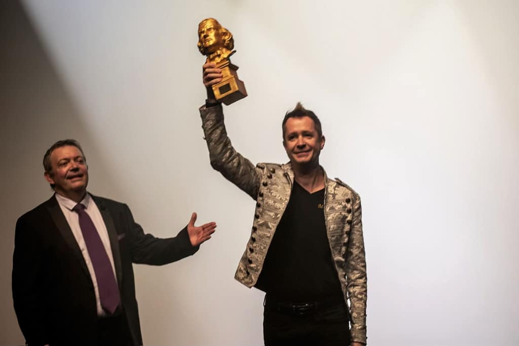 Bravo l’artiste 1 le magicien maxime minerbe lors de la remise de son trophee 1
