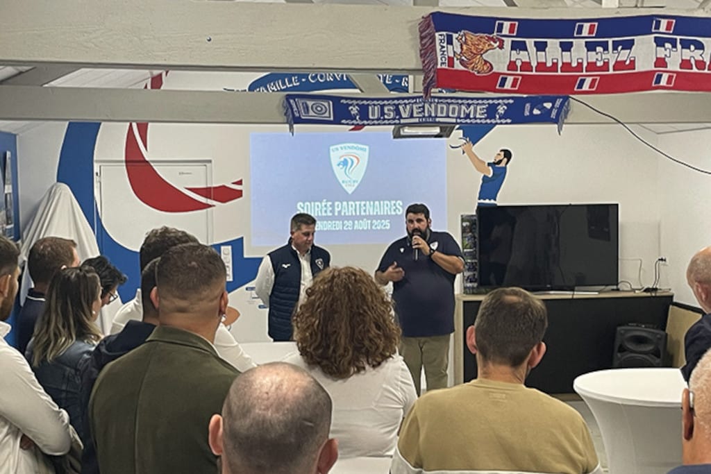 carlos pires president au micro au cote dantoine chouteau nouveau manager du club 1