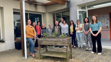 acteurs du pays vendomois salaries et residents devant lun des jardins partages de la maison de retraite 1