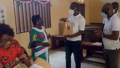 alban ongandja distribue les masques a lecole urbaine du centre a libreville pour les classes de cm2