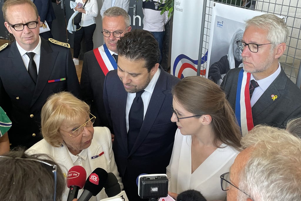 au micro arlette testyler accompagnee de la ministre et de patrick klugman 1