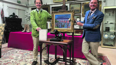 34e vente Garden Party à Artigny 1 aymeric et philippe rouillac devant le tableau de dufy mis en vente avant