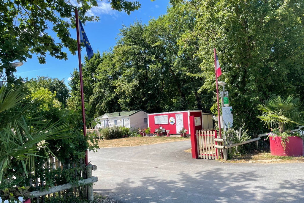 Camping de La Varenne dans un cadre verdoyant, paisible et convivial. 1 Camping de La Varenne dans un cadre verdoyant, paisible et convivial.