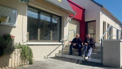 Les Cocottes font des poussins 10 christine directrice generale et catherine directrice financiere devant la future boulangerie des cocottes avant