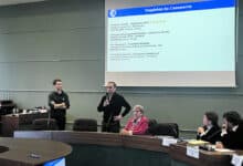 claudine martins de sousa assise au centre de la photo 1