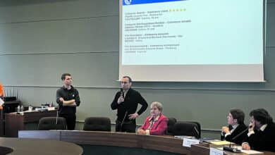 claudine martins de sousa assise au centre de la photo 1