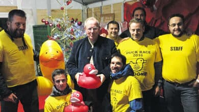 Une course de canards multi-couleurs 12 duck race ; course de canards