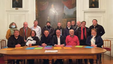 Engagements signés entre ville et clubs sportifs 5 elus et acteurs sportifs lors de la signature des projets avant