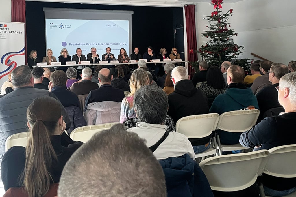 elus et representants de letat devant les salaries de brandt saint ouen 1