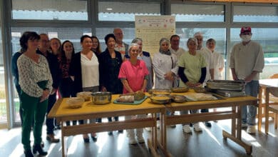 Apprendre à cuisiner local 4 elus formarteurs et formes devant des plats confectionnes avant