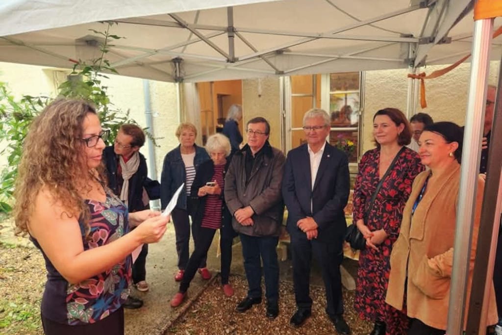 epitroo la presidente au micro lors de linauguration 1