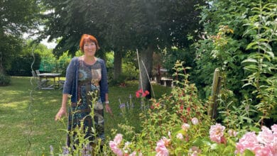 Atelier Végétal avec Joëlle Dubois 15 joelle dubois dans son jardin au milieu de ses plantes avant