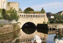 larche des grrands pres avant sa restauration avec a sa gauche la tour defensive dite parisienne 1