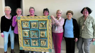 Costumes au Fil du Temps et ses premières Puces 12 latelier patchwork presente le gros lot a gagner a la tombola du premier salon avant