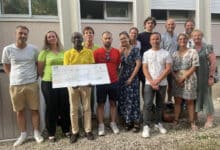 le dr fortune bitsindou avec le cheque en main des dons de tous les acteurs de cette action 1