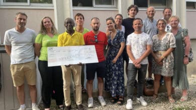 le dr fortune bitsindou avec le cheque en main des dons de tous les acteurs de cette action 1