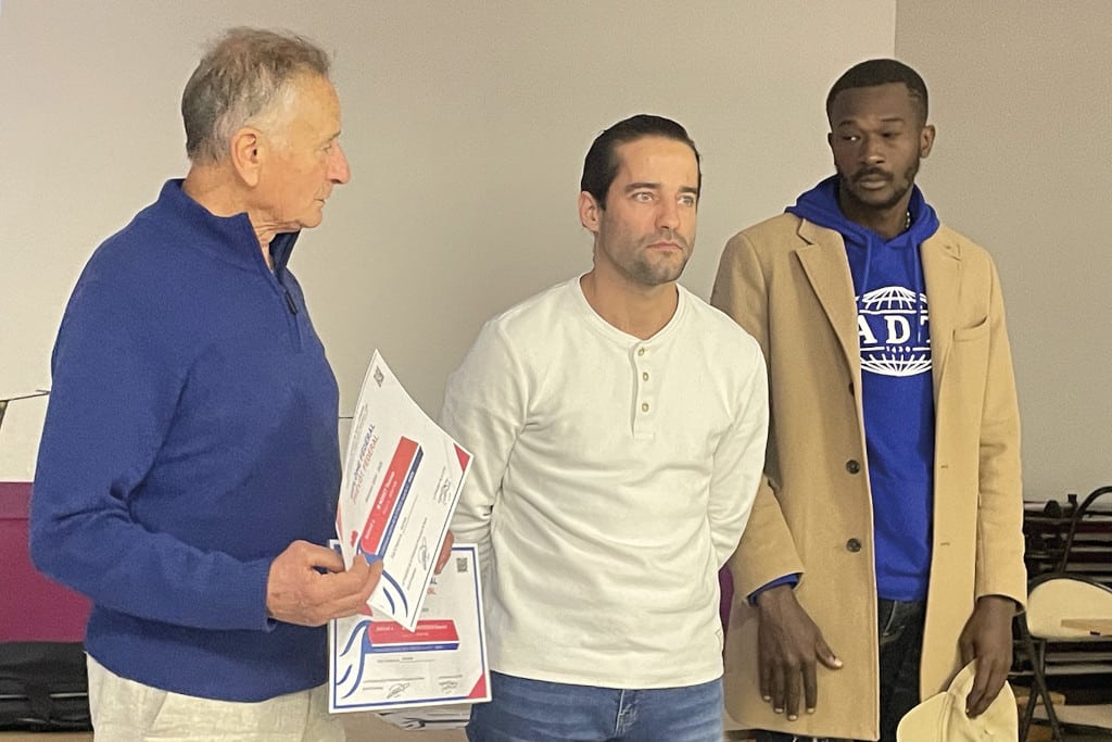 le president et les deux diplomes lors de lag de lusv boxe 1