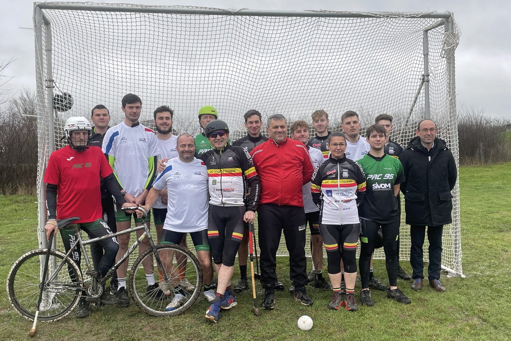 les deux equipes lors de la rencontre de polo velo en maillot blanc les selectionnes pour lequipe national 1