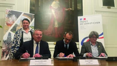 lors de la signature a la mairie de vendome dans la salle des actes 1