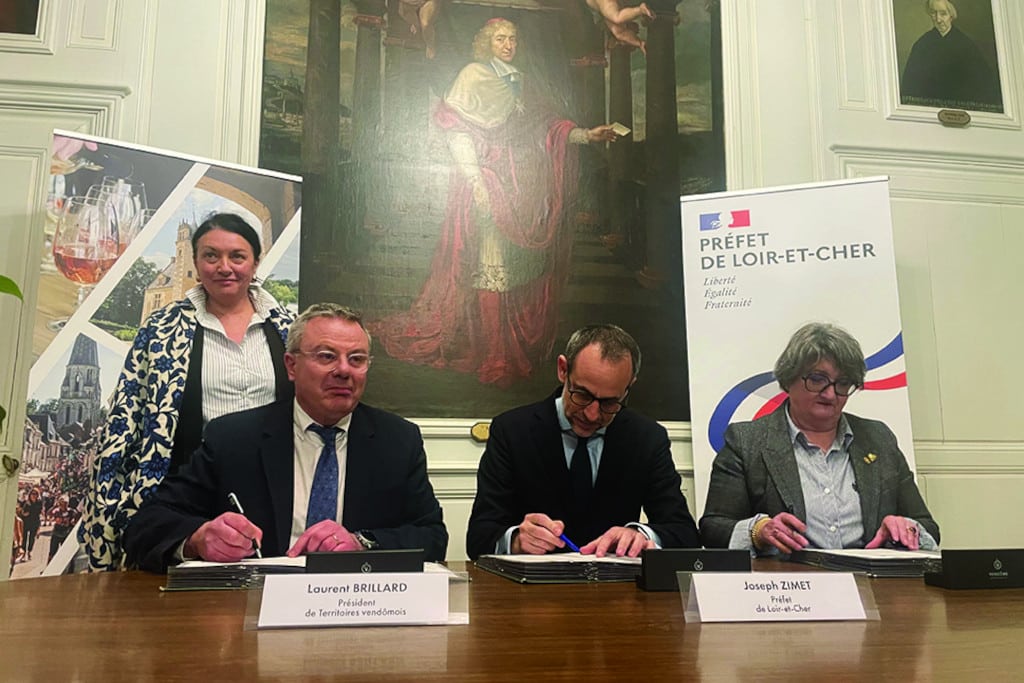 lors de la signature a la mairie de vendome dans la salle des actes 1