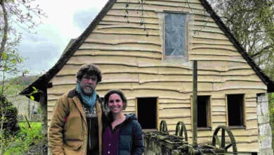 Nouvelle saison pour Zone i 6 matt jacob et monica santos devant lancien moulin en renovation actuellement avant