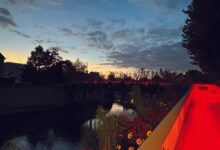Passerelle et porte illuminées