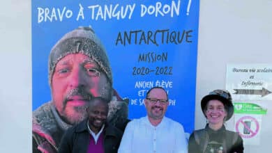tanguy doron entoure des professeurs de saint joseph avant